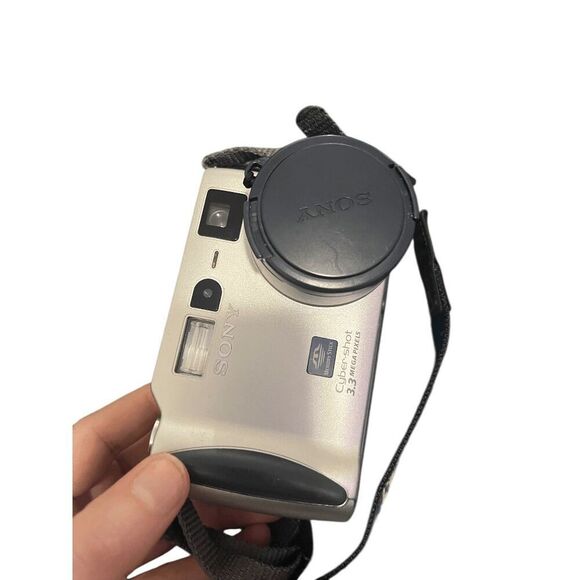 Sony DCS - S70 Good Condition comes with Charging Cord, carrying case, and SD ca - Picture 2 of 7